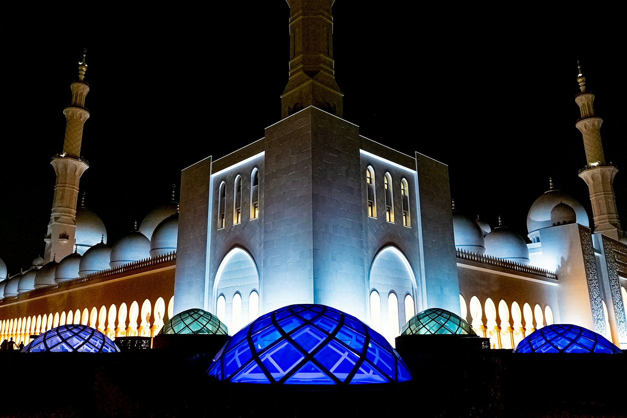 A Grande Mesquita Sheikh Zayed, em Abu Dhabi, à noite